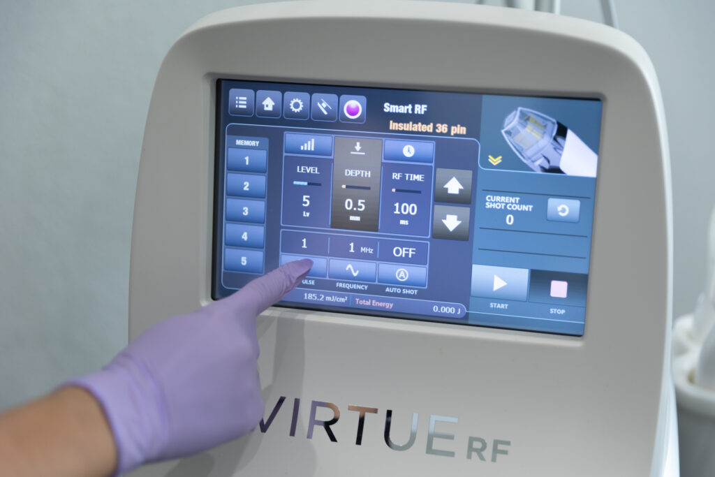 A close up of the Virtue RF screen. A provider points to the settings they will be using for neck tightening in Sebring.